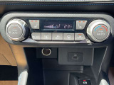 オートエアコン。運転席、助手席を温めるシートヒーターのスイッチです。