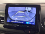 リバースギアに入れるだけで後方の表示へ切り替わります。夜間や雨の日の駐車も楽になりますよ。