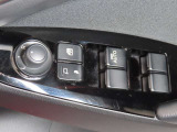 運転席のパワーウインドースイッチ部です。よく触れる場所だからこそ、使用状態があらわれますよね。ぜひこうした所もチェックしてください。
