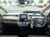 大きなフロントガラスで広々とした視界の運転席まわりです。