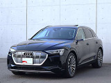 ●Audiが最初に採用したLEDポジショニングランプ。シャープなラインで昼間でも点けていたいと思うほど上品でオシャレです。夜間走行時はさらに目立ちます!