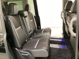 2列目シートは背もたれの角度調節ができるベンチシートになっております。長距離運転になってもゆったりとできるようにアームレストがついてます。