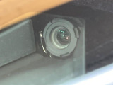 【スマートアシスト】走行中に前方の車両等を認識し、衝突しそうな時は警報とブレーキで衝突回避と被害軽減をアシスト。より安全にドライブをお楽しみいただけます。