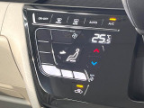 【オートエアコン】一度お好みの温度に設定すれば、車内の温度を検知し風量や温度を自動で調整。暑い…寒い…と何度もスイッチ操作をする必要はありません。快適な車内空間には必須の機能ですね♪
