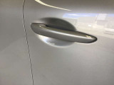 スマートキーを所持している状態でロックボタンを押すと、車両すべてのドアの解錠や施錠を行うことが出来ます。