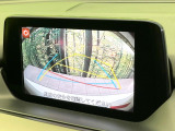 【バックカメラ】駐車時に後方がリアルタイム映像で確認できます。大型商業施設や立体駐車場での駐車時や、夜間のバック時に大活躍!運転スキルに関わらず、今や必須となった装備のひとつです!
