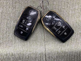 手荷物が多いときでも、スマートキーをバッグやポケットに携帯していれば、キーを取り出すことなくドアの解錠・施錠ができます