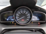 MAZDA2のメーター部です。華美な装飾を避け、必要な情報を瞬時に読み取れる様にデザイン・配置されています。