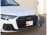 ●一目でAudiとわかる特徴的なシングルフレームグリル・LEDランプ。精悍なフロントマスクからAudiのスマートで上品なブランドを連想させてくれます。女性にも大変ご好評頂いております。