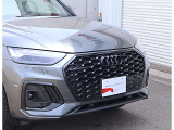 ●一目でAudiとわかる特徴的なシングルフレームグリル・LEDランプ。精悍なフロントマスクからAudiのスマートで上品なブランドを連想させてくれます。女性にも大変ご好評頂いております。