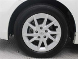 純正アルミホイールは精度が高く、走行の安定性が優れています。タイヤサイズ205/60R16