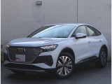 ●一目でAudiとわかる特徴的なシングルフレームグリル・LEDライト。精悍なフロントマスクからAudiのスマートで上品なブランドを連想させてくれます。女性にも大変ご好評いただいております。