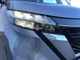 【LEDヘッドライト】悪天候や夜間走行時も良好な視界を確保し安心して運転できる高輝度LEDヘッドライトを装備!点灯速度が早く、消費電力も抑えられています。
