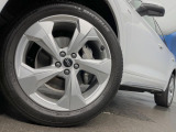 ●純正アルミホイール:輸入車ならではの卓越した走りを支えるホイールと足回りです!日本車の走りに慣れている方にもぜひ体感して頂きたいほど、高いレベルでまとまっています!