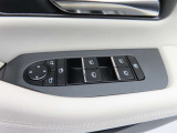 運転席のパワーウインドースイッチ部です。よく触れる場所だからこそ、使用状態があらわれますよね。ぜひこうした所もチェックしてください。