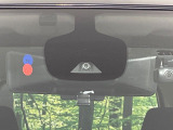 【インテリジェントエマージェンシーブレーキ】フロントカメラで前方の車両や歩行者を検知。衝突しそうな時は衝突被害軽減ブレーキが作動、衝突回避をサポート。より安全にドライブをお楽しみいただけます。