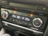 【左右独立型フルオートエアコン】運転席と助手席でそれぞれお好みの温度に設定可能。同乗者にも配慮した、快適な空調をお届け致します。