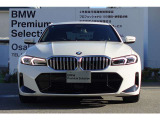 BMWの代名詞の【キドニーグリル】グリルが腎臓のように見えるので【キドニー】と呼ばれるようになりました。一目見ただけでBMWであると認識できる確固たるアイコンとして存在感を放ちます。