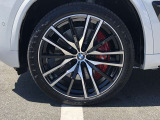 BMW純正22インチホイール。洗練されたデザインで、足元の個性を引き立てます。