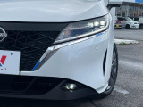 【LEDヘッドライト】悪天候や夜間走行時も良好な視界を確保し安心して運転できる高輝度LEDヘッドライトを装備!点灯速度が早く、消費電力も抑えられています。