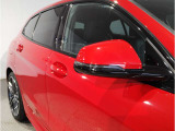 ドアミラーにはLEDウインカーが埋め込まれており、対向車からの視認性を高めております。