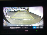 リアカメラ装備、運転に自信のない方でも安心して車庫入れができるリバース連動リアカメラが装着されています。狭い駐車場はもちろん、雨の日や夜間でもストレスなく運転していただけます。