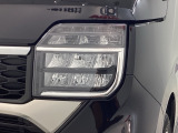 LEDヘッドライトは、点灯の瞬間から最大光量を発揮し、突然暗くなるトンネルなどでの安定感を高めます。