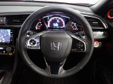 ハンドル左側にはオーディオ操作が出来るオーディオリモートコントロールスイッチ、右側にはHonda SENSINGとオートクルーズコントロールのスイッチを装備!