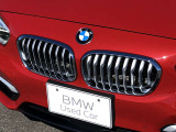 左右のキドニー・グリルの中心にはBMWのエンブレムが鎮座し、個性を放つデザイン性を兼ね備えました。