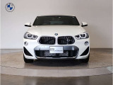 【BMWの伝統】BMWの特徴的な“キドニーグリル”は、80年以上続く伝統の形でございます。変わらないこだわりのデザインが、プレミアムブランド“BMW”を創り出します。