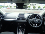 大きなフロントガラスで広々とした視界の運転席まわりです。