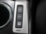 低燃費とパワーをバランスをさせた「通常走行モード」、エンジンを停止して走る「EVモード」、燃費をより向上させる「ECOドライブモード」、パワフルな走行が愉しめる「パワーモード」が装備されています。