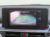 車両後方の映像を映すバックモニター。進路を確認しながら安全に車庫入れできます。