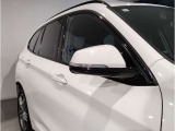 ドアミラーにはLEDウインカーが埋め込まれており、対向車からの視認性を高めております。