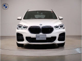 【BMWの伝統】BMWの特徴的な“キドニーグリル”は、80年以上続く伝統の形でございます。変わらないこだわりのデザインが、プレミアムブランド“BMW”を創り出します。