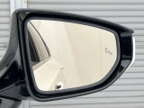 【ブラインドスポットモニター】走行中、ドアミラーの死角になりやすい箇所に後続車が接近するとサイドミラーのレンズに警告を表示!ドライバーに注意喚起をしてくれます。