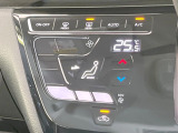 【オートエアコン】一度お好みの温度に設定すれば、車内の温度を検知し風量や温度を自動で調整。暑い…寒い…と何度もスイッチ操作をする必要はありません。快適な車内空間には必須の機能ですね♪