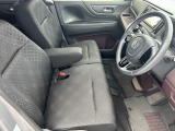 乗り心地の良いフロントシートです。足回りも広々としておりますので、長時間の運転も疲れづらいですよ。