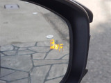 {ブラインドスポットモニター}隣の車線を走る車両をレーダーで検知し、ドアミラーに搭載されたLEDインジケーターが点灯し注意を喚起してくれます。