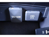 センターコンソール内に12V/120Wのアクセサリーソケット&充電ポートが付いてます!