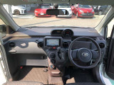 シンプルながら機能性溢れる運転席廻りです。視界性もよく、運転しやすいですよ。