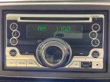 ダッシュボードに自然に溶け込むようにデザインされたAftermarketFM/AM/CD/USBチューナーを装備