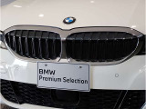 【BMWの伝統】BMWの特徴的な“キドニーグリル”は、80年以上続く伝統の形でございます。変わらないこだわりのデザインが、プレミアムブランド“BMW”を創り出します。