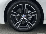 BMW純正18インチホイール。洗練されたデザインで、足元の個性を引き立てます。