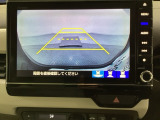 バックでの車庫入れも安心です! リアカメラが付いているバックモニター付のナビを装備しております。操作線もついており距離感も画面から確認できます。