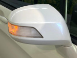 【電動格納ミラー】サイドミラーは電動格納式となっており、狭い駐車場でもキズがつくリスクを抑えられます。