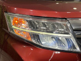 【LEDヘッドライト】悪天候や夜間走行時も良好な視界を確保し安心して運転できる高輝度LEDヘッドライトを装備!点灯速度が早く、消費電力も抑えられています。