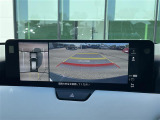 【360°ビュー・モニター】まるでクルマを真上から見下ろしたかのような視点で駐車をサポートします!クルマの斜め後ろや真横など、前後左右の4つのカメラの映像が合成されて、モニターに映し出されます。
