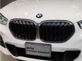 【BMWの伝統】BMWの特徴的な“キドニーグリル”は、80年以上続く伝統の形でございます。変わらないこだわりのデザインが、プレミアムブランド“BMW”を創り出します。