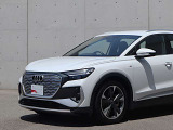 ●Audiが最初に採用したLEDポジショニングランプ。シャープなラインで昼間でも点けていたいと思うほど上品でオシャレです。夜間走行時はさらに目立ちます!